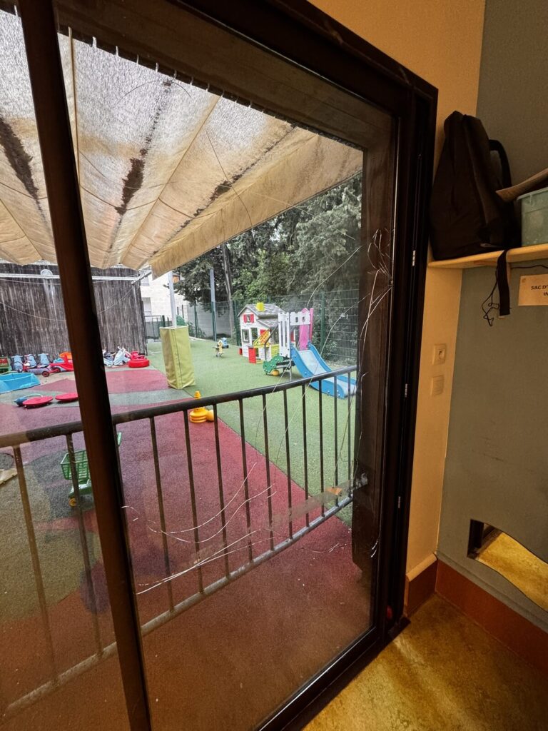 Baie vitrée fissurée remplacée à Castelnau-le-Lez par Les Alchimistes du Bâtiment