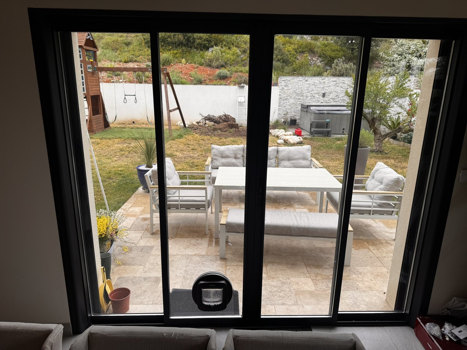 Baie vitrée coulissante posée dans une villa de l'ouest de l'Hérault