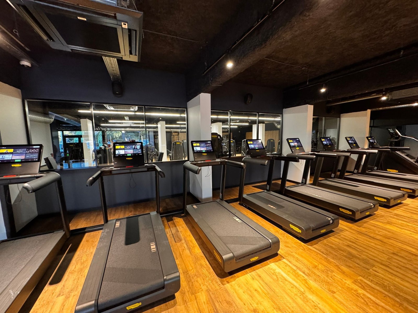 Pose de cloisons vitrées dans une salle de sport