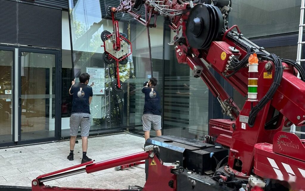 Vitrage de grande dimension posé au robot de levage sur une façade tertiaire