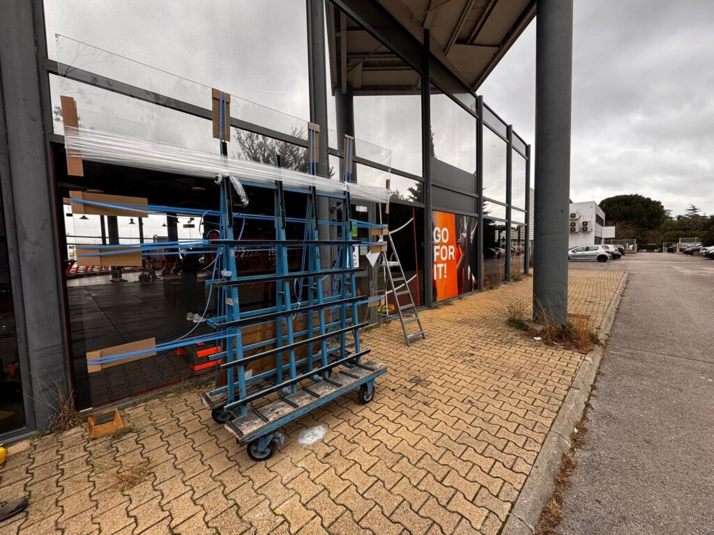 Panneaux de verre livrés devant la devanture d'un commerce