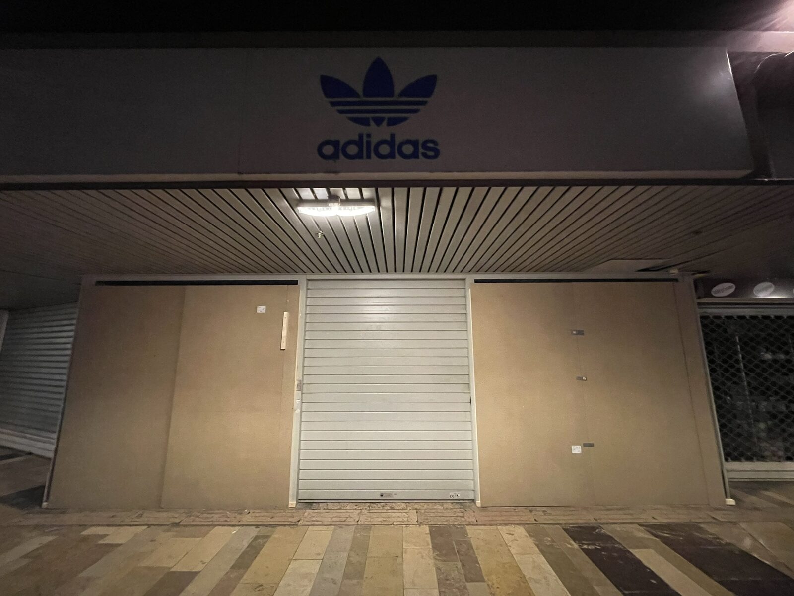 Mise en sécurité par panneaux de la devanture d'un magasin Adidas à Montpellier après effraction