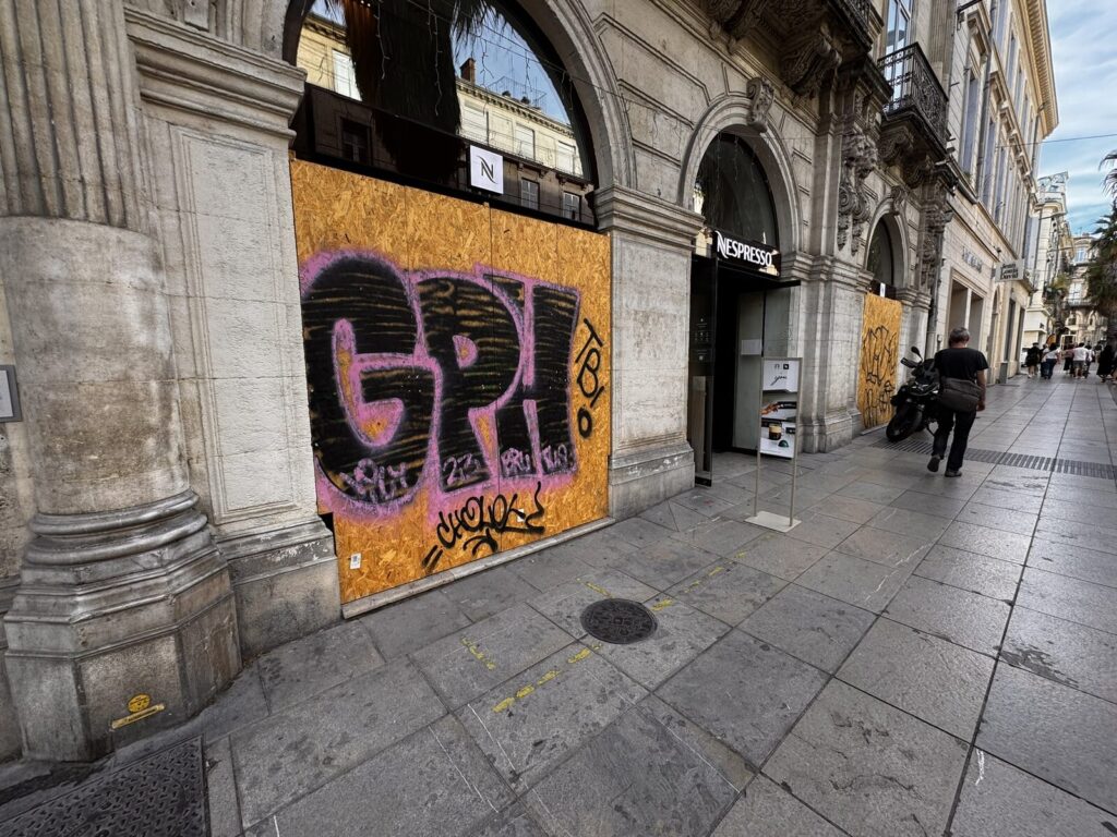 Panneaux de mise en sécurité posés sur une devanture commerciale près de la place de la Comédie à Montpellier