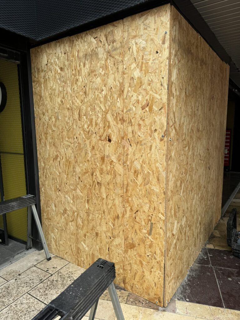 Panneaux de mise en sécurité posés sur la devanture d'un magasin JD Sport à Montpellier