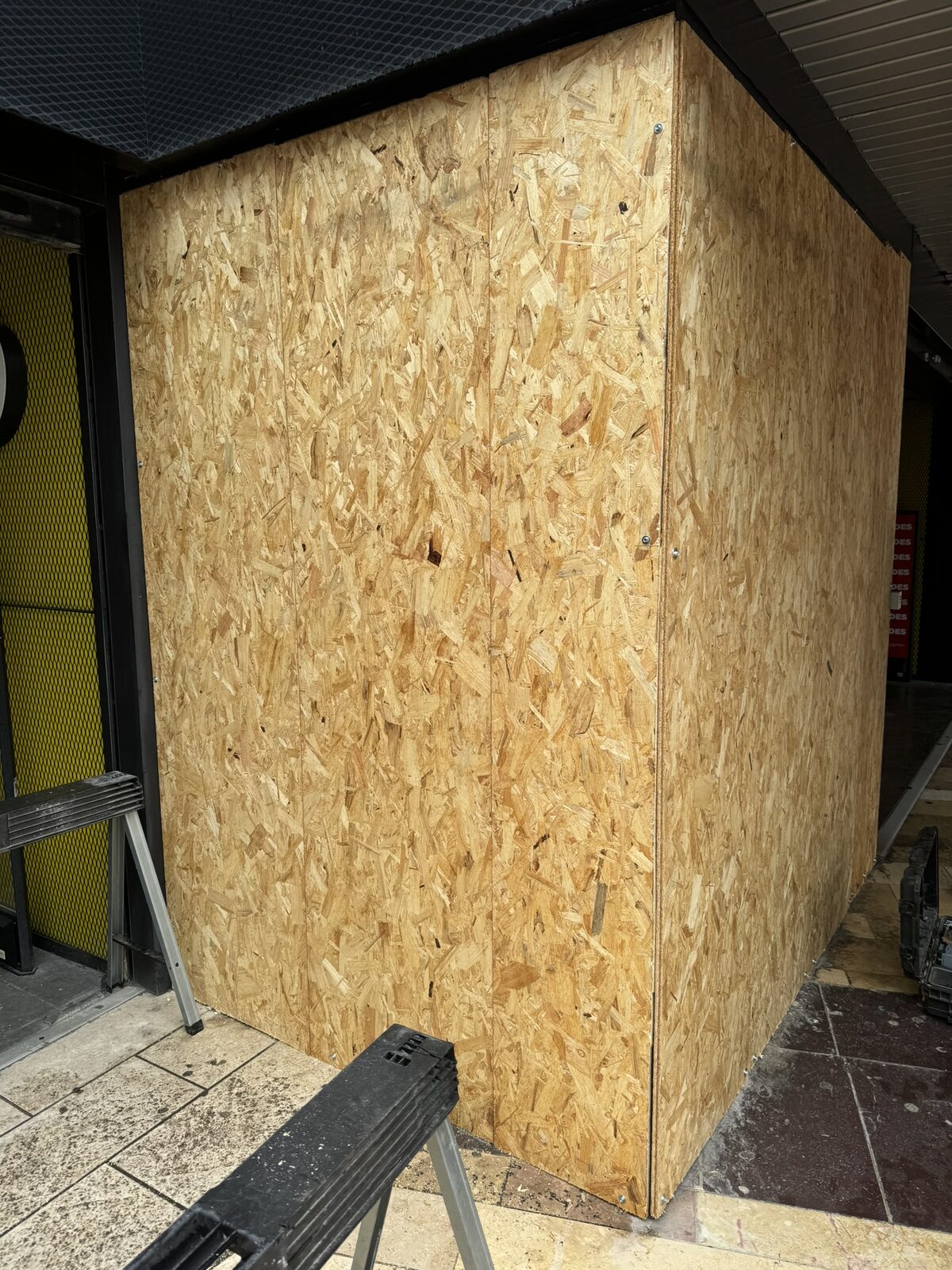 Panneaux de mise en sécurité posés sur la devanture d'un magasin JD Sport à Montpellier