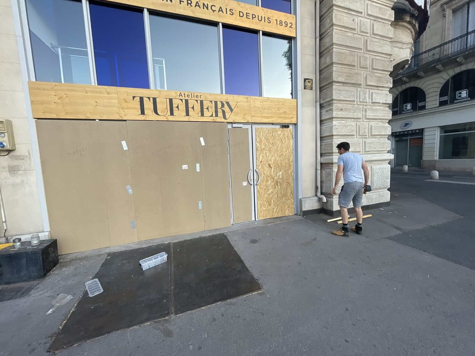Devanture de la boutique Tuffery à Montpellier protégée par des panneaux de mise en sécurité