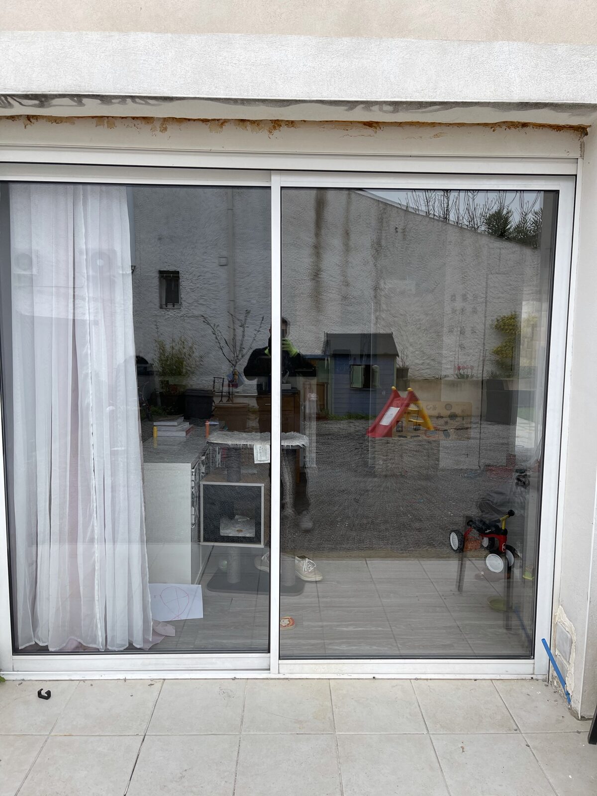 La baie coulissante après pose du verre sur mesure