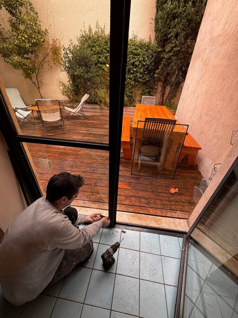 Ajustage d'une porte vitrée style verrière donnant sur un patio
