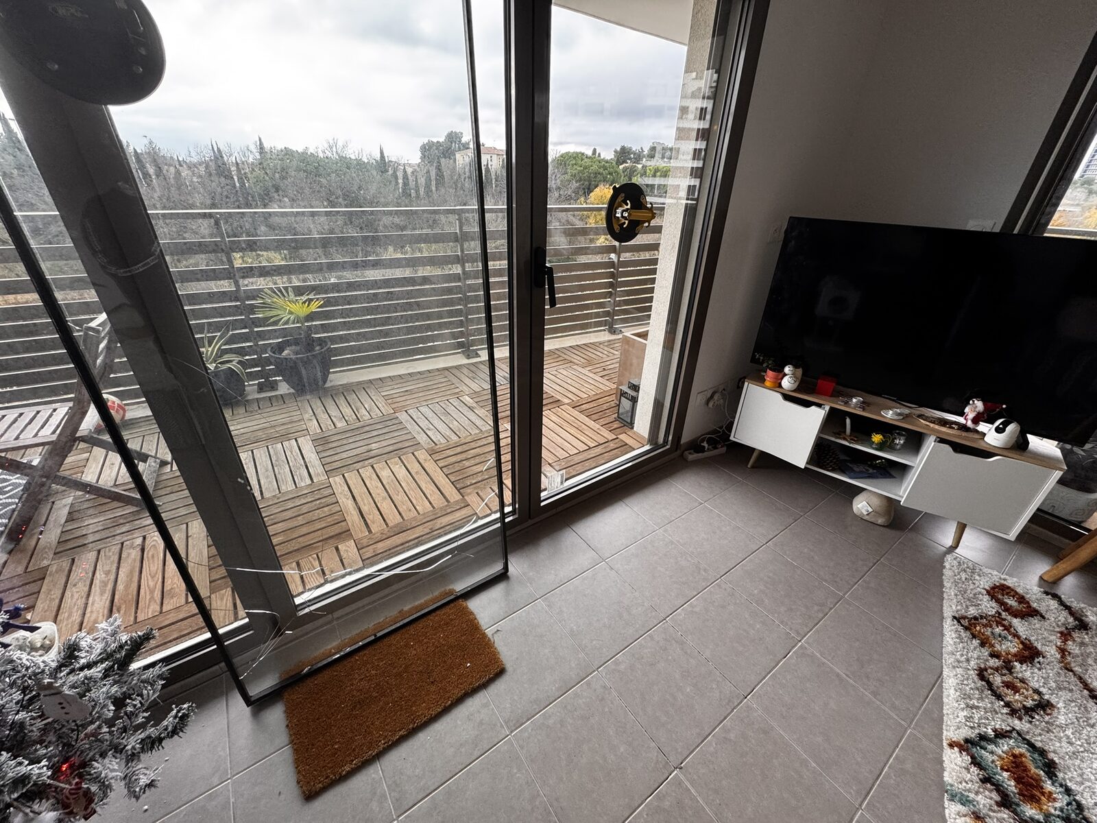 La baie vitrée après pose, ouvrant sur la terrasse
