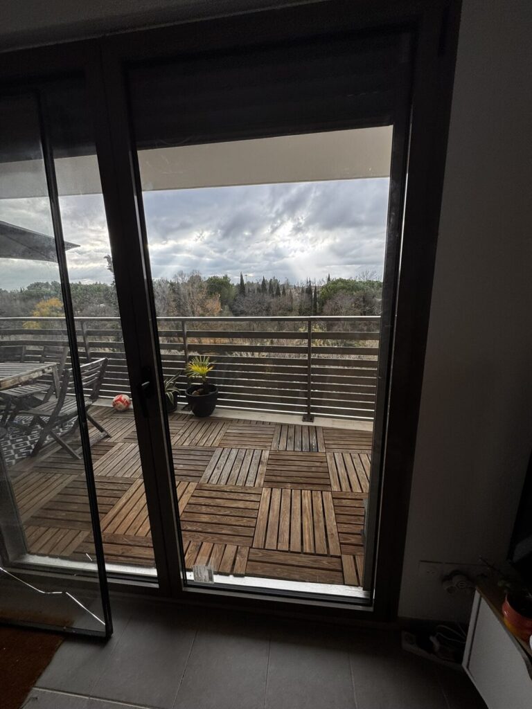 Baie vitrée d'appartement dont le panneau a été déposé, avant remplacement
