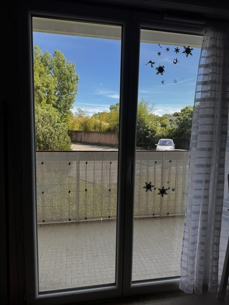 La baie vitrée après remplacement, donnant sur le balcon