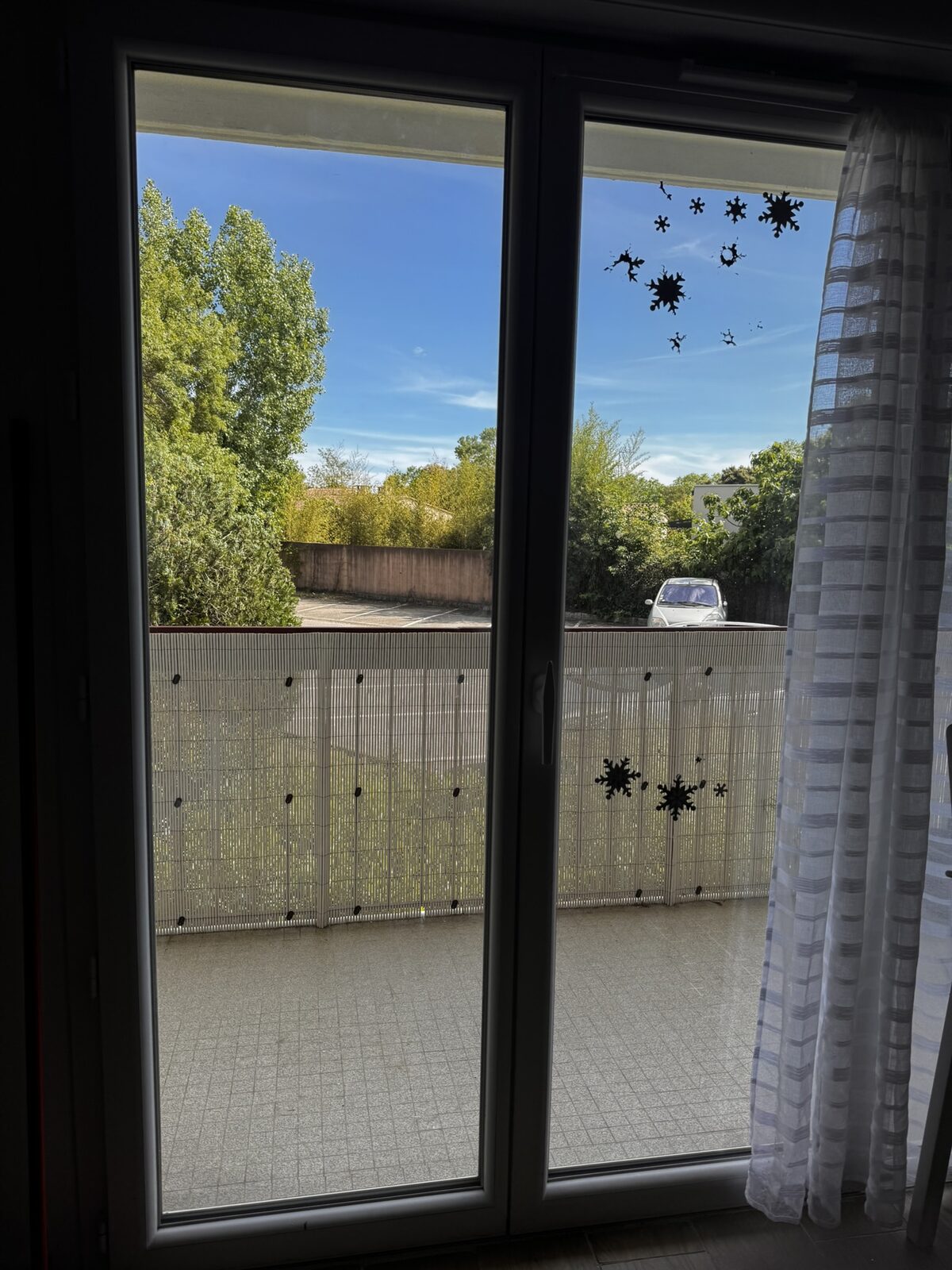 La baie vitrée après remplacement, donnant sur le balcon