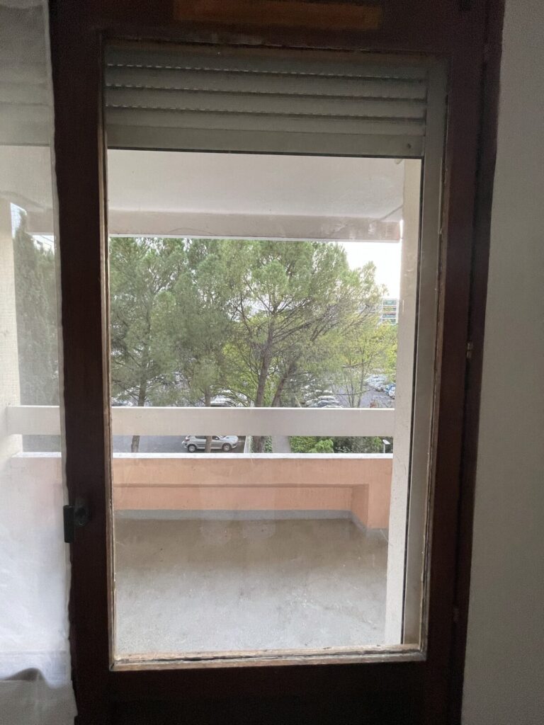 La fenêtre après pose du nouveau vitrage, ouvrant sur le balcon