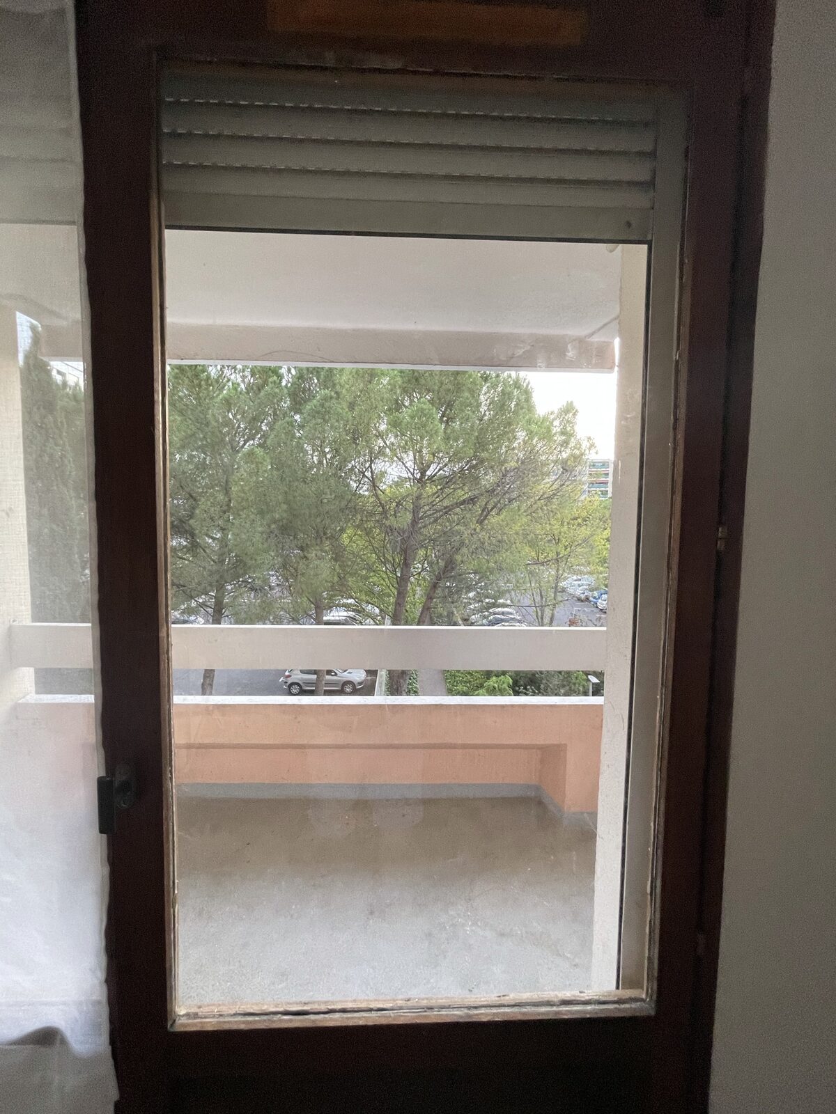 La fenêtre après pose du nouveau vitrage, ouvrant sur le balcon