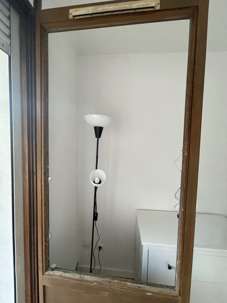 Fenêtre d'appartement déposée à Montpellier, avant remplacement du vitrage
