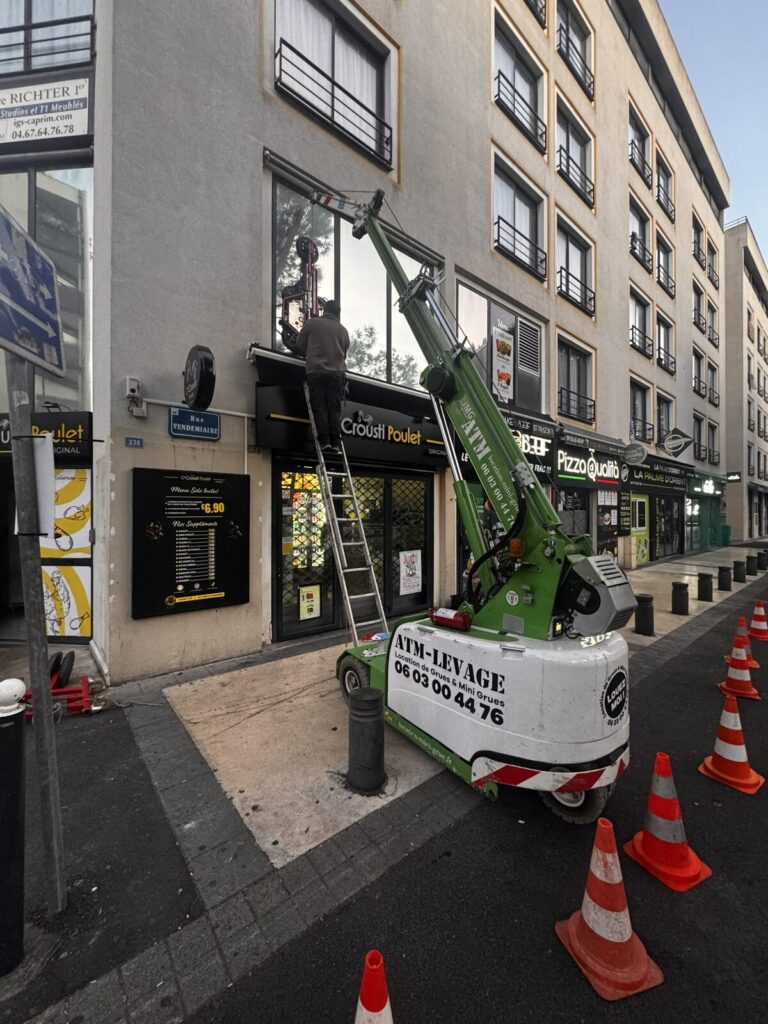 Devanture de commerce à Montpellier avant remplacement de la grande baie vitrée, nacelle en place