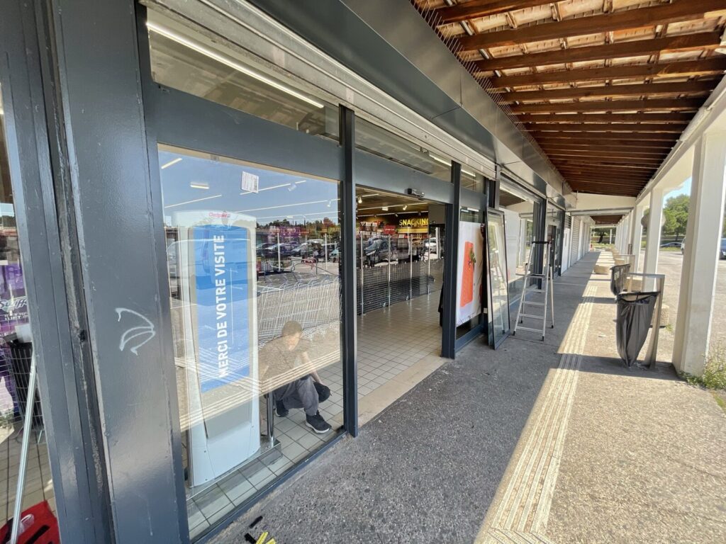 Devanture vitrée d'une grande surface à Montpellier avant intervention