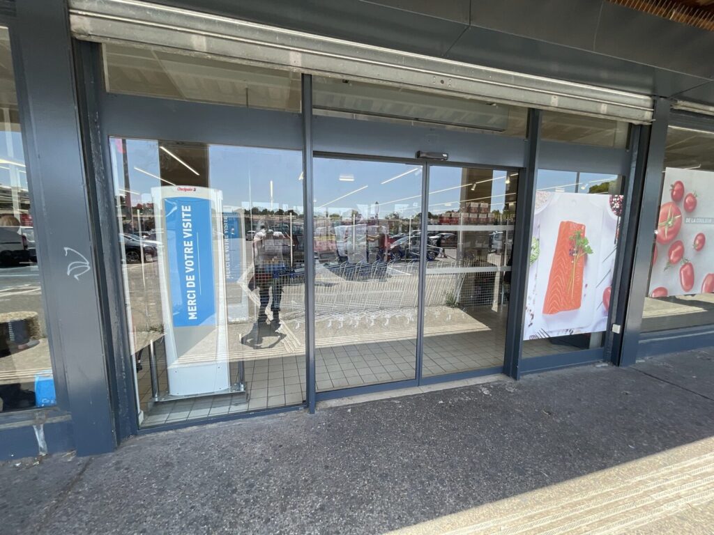 La devanture du magasin après remplacement du vitrage d'entrée