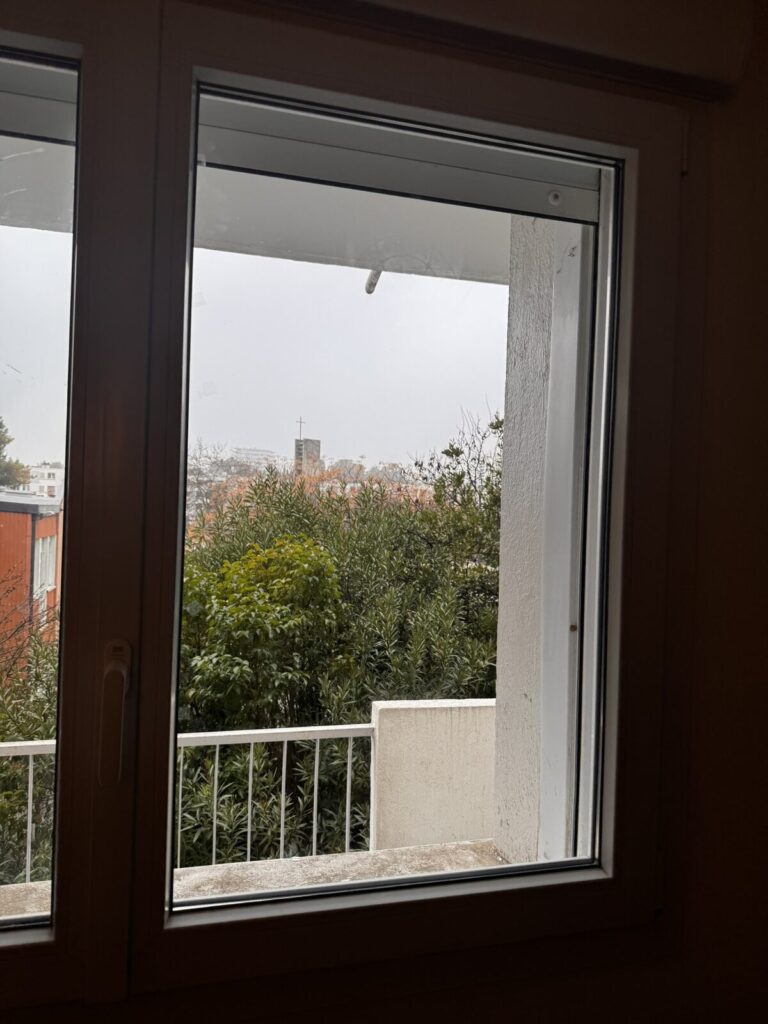 La même fenêtre après remplacement du vitrage, vue dégagée sur les arbres
