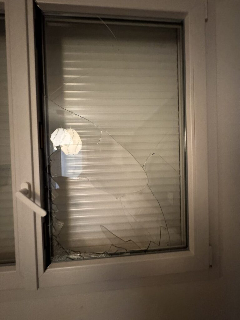 Fenêtre d'appartement à Montpellier avec vitrage brisé, avant remplacement