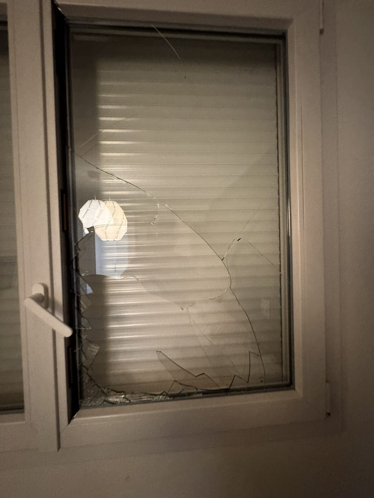 Fenêtre d'appartement à Montpellier avec vitrage brisé, avant remplacement