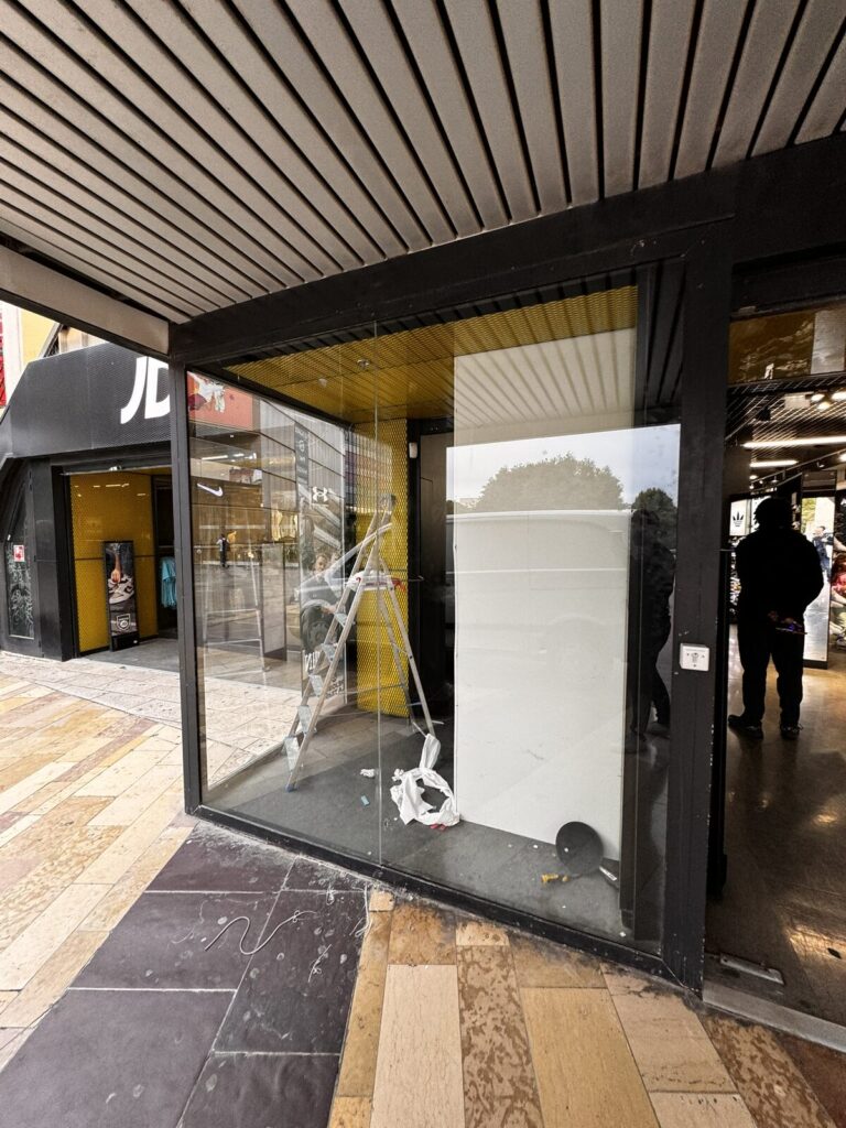La vitrine du magasin après pose du vitrage neuf