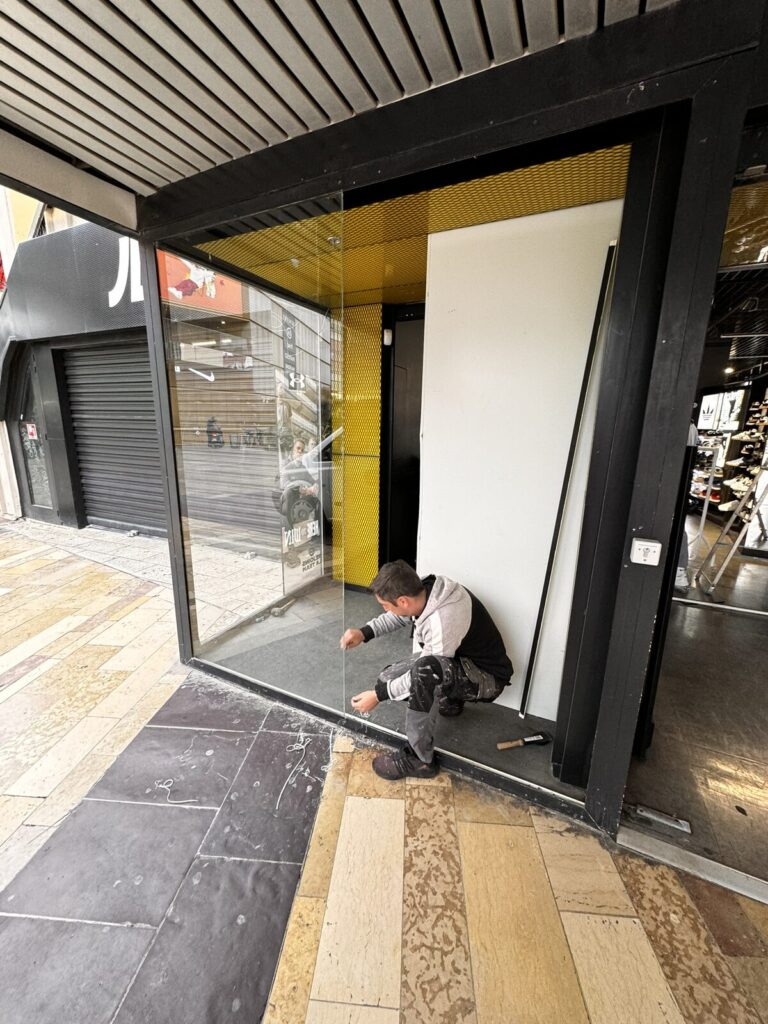 Vitrine de magasin déposée, cadre vide avant la pose du vitrage neuf