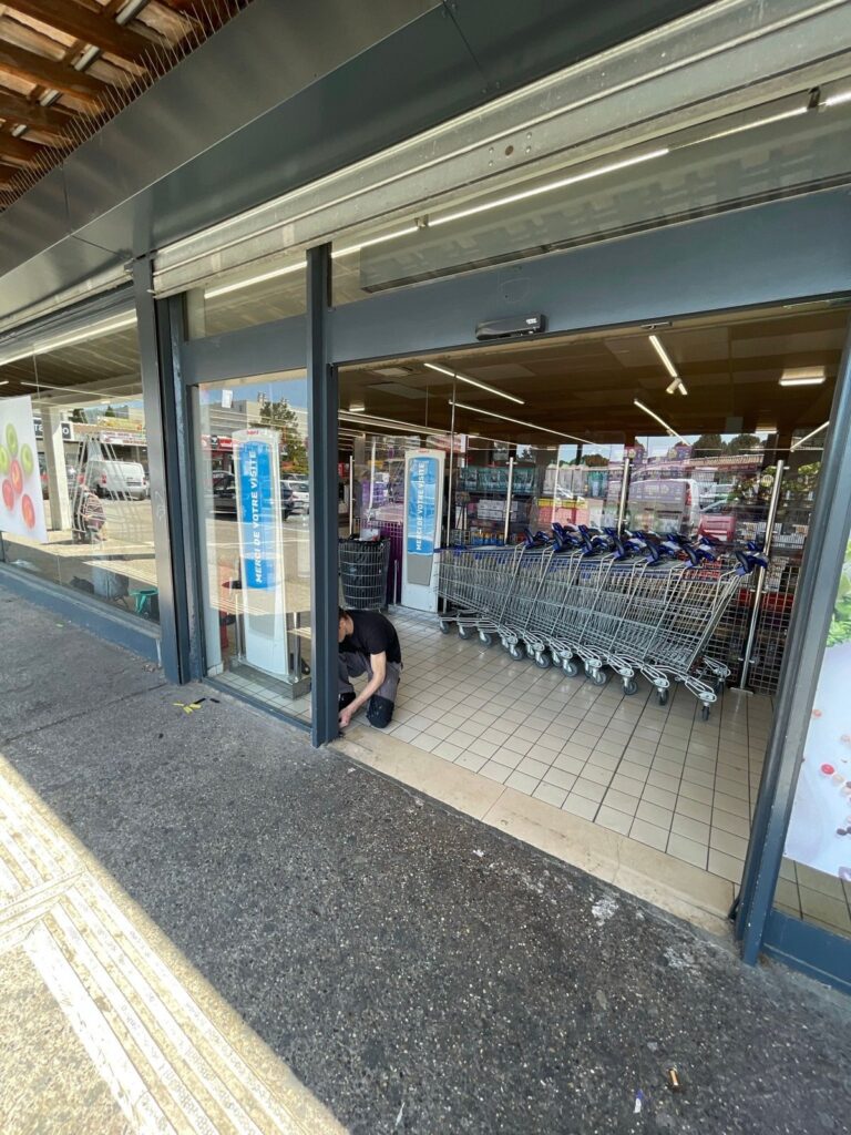 Réparation d'une porte vitrée automatique de supermarché