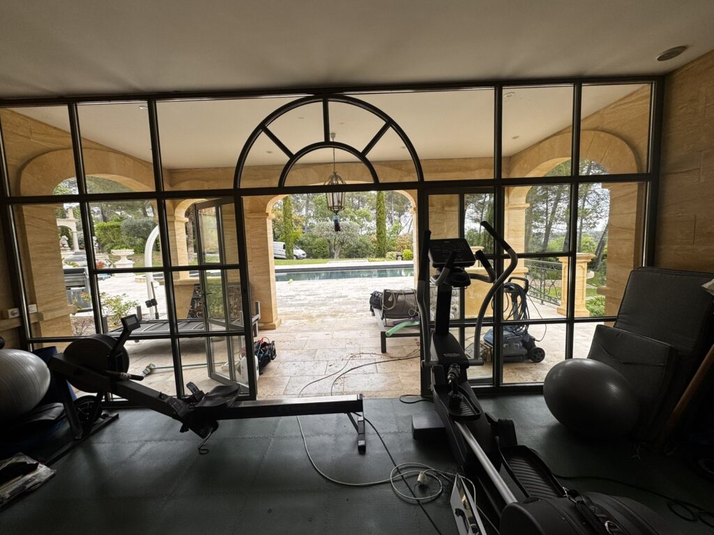 Verrière et portes vitrées d'une villa au nord de Montpellier