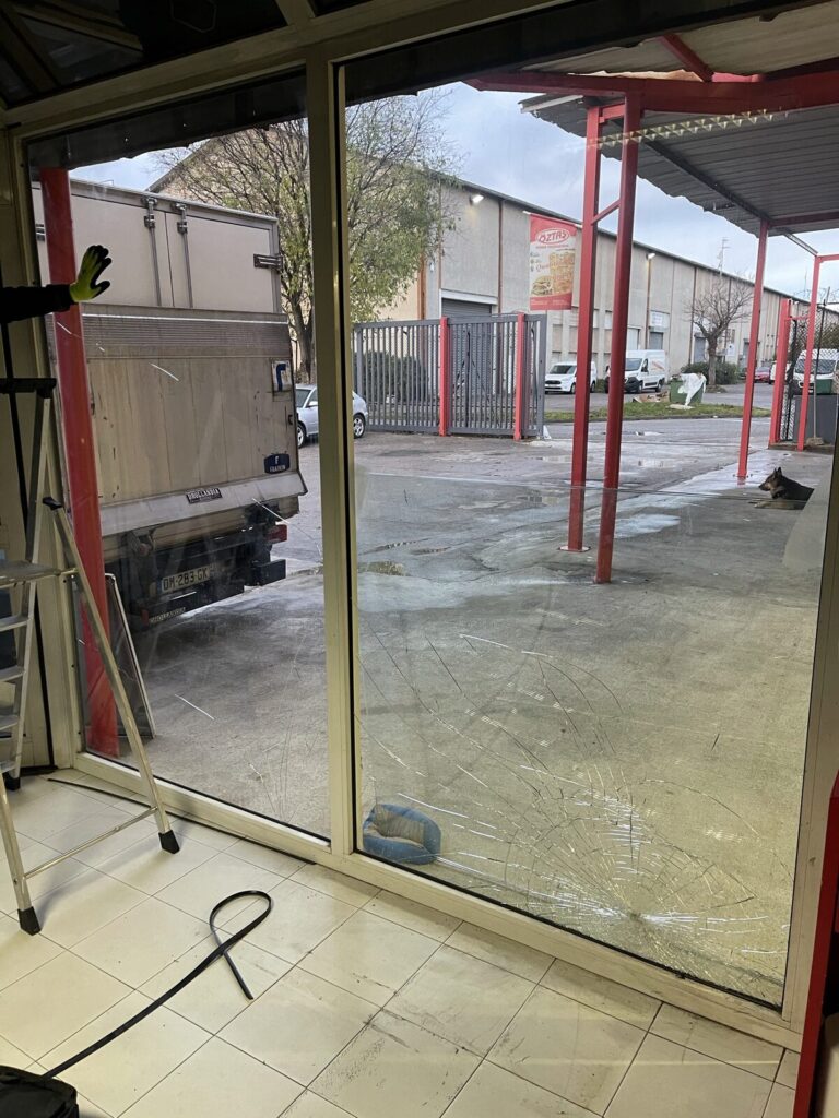 Panneau de verre fissuré à Lattes avant son remplacement par les vitriers des Alchimistes du Bâtiment