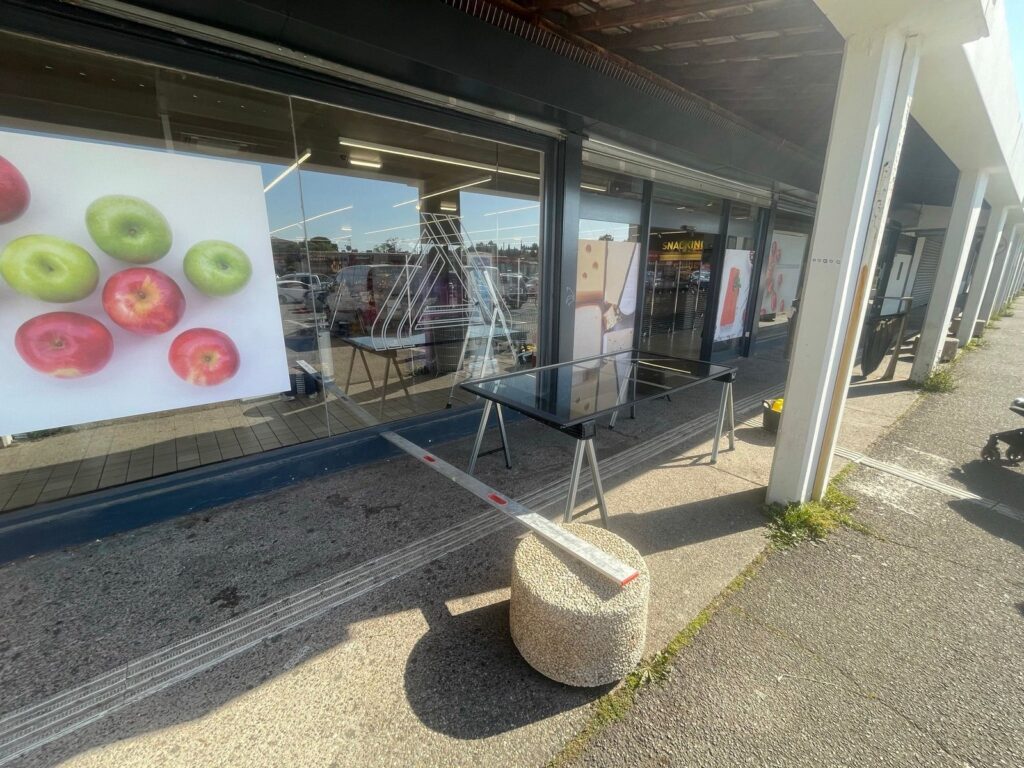 Vitrine de commerce avec grand vitrage remplacé