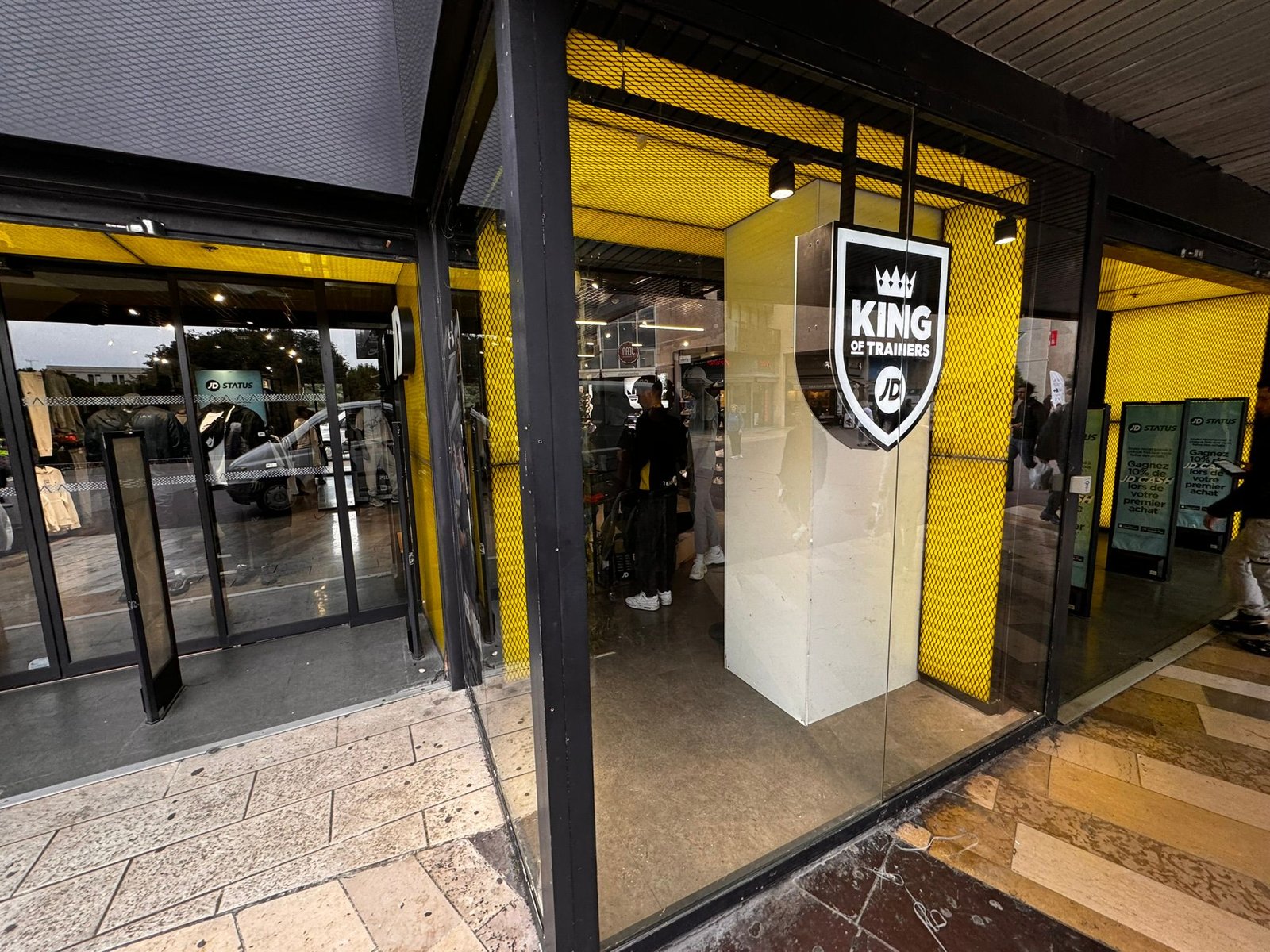 Vitrine remplacée d'un magasin de sport